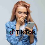 donna con telefono sconvolto