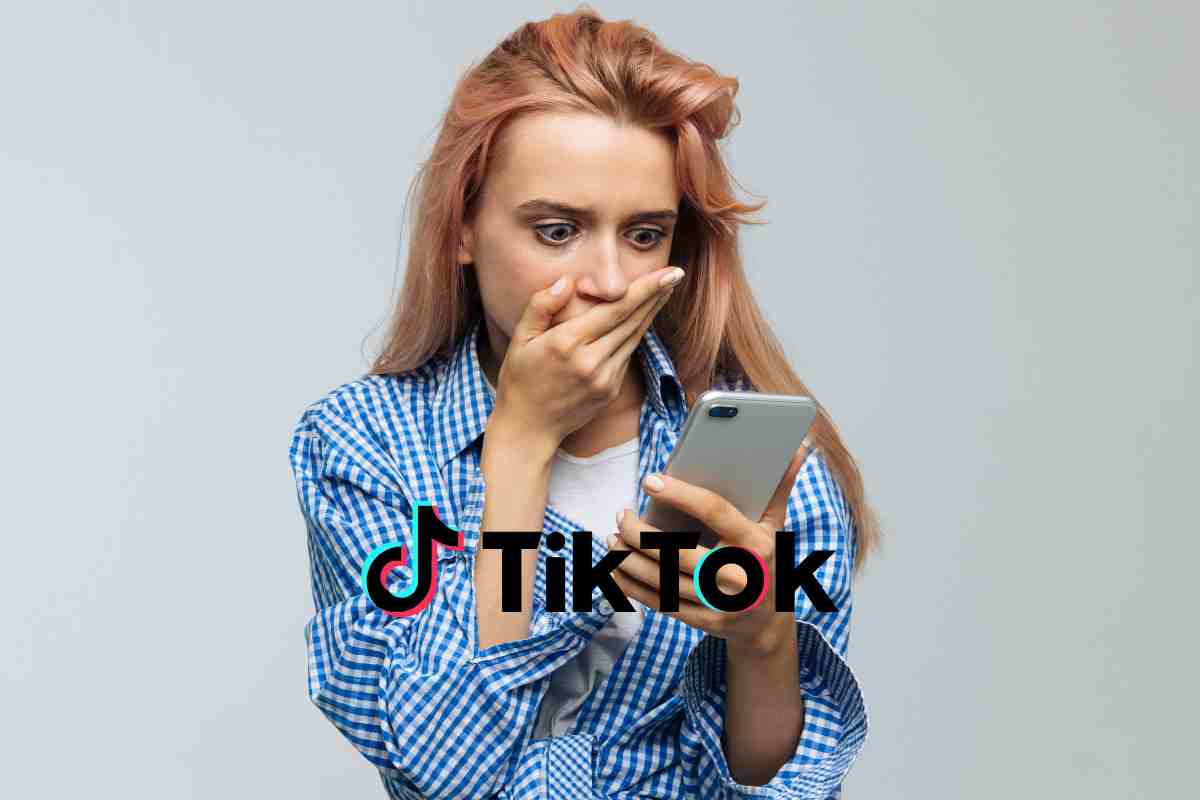 donna con telefono sconvolto