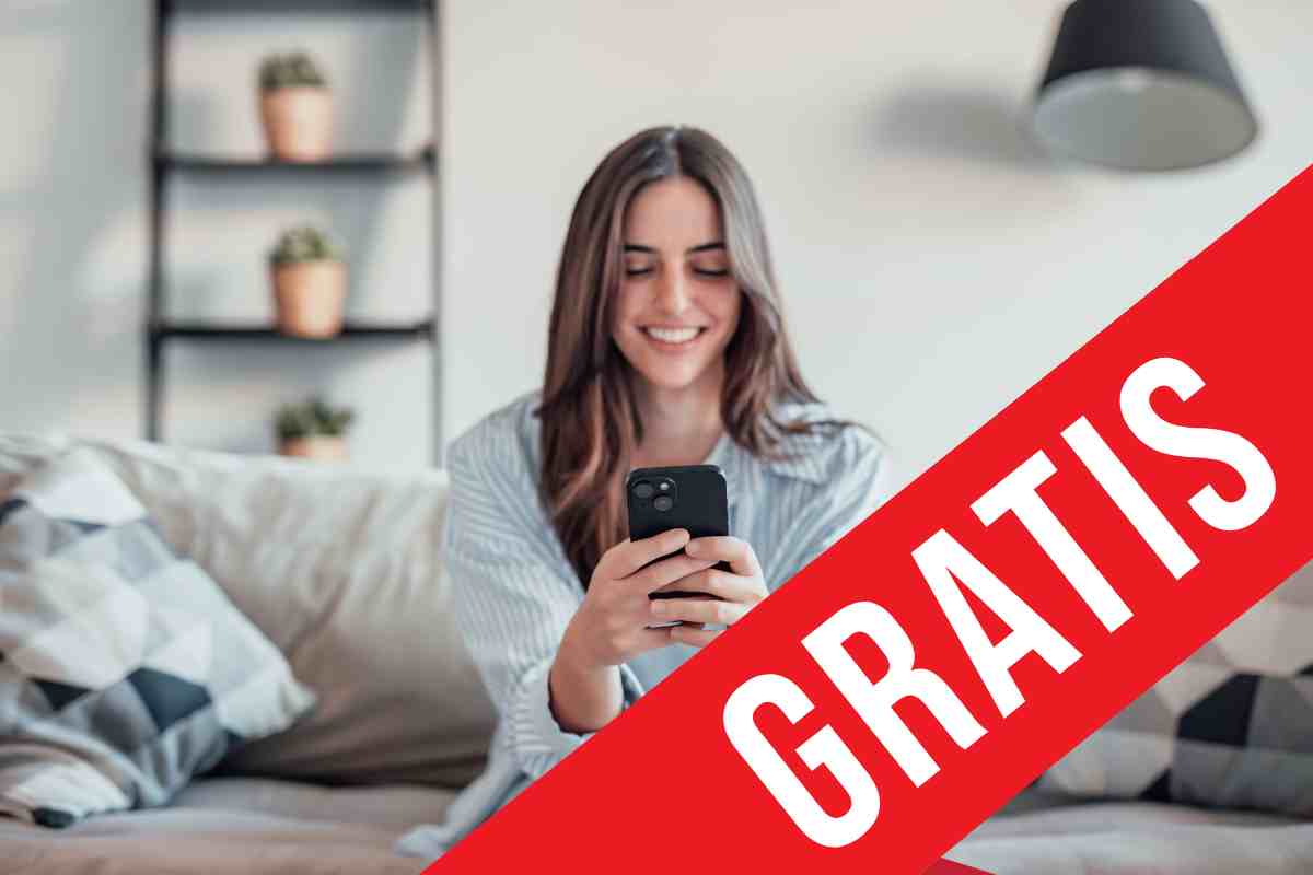 donna con telefono e scritta gratis