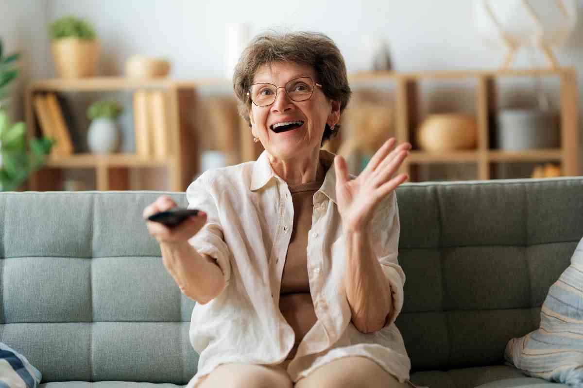 donna anziana con telecomando