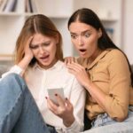 donne sconvolte telefono