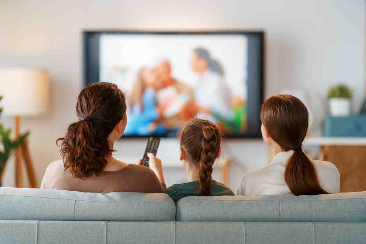 famiglia guarda la tv