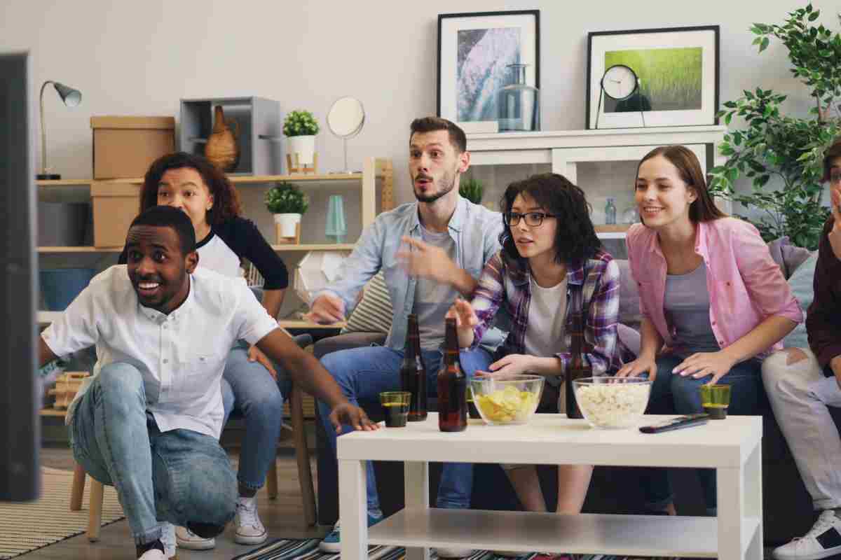 persone guardano sport