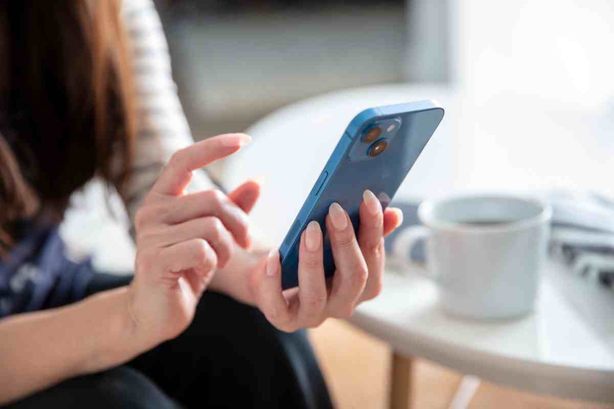 mano che usa iphone