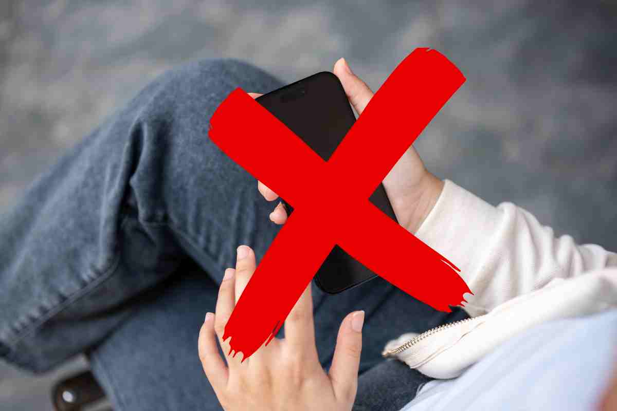 donna con smartphone barrato