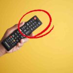 mano con telecomando e cerchio