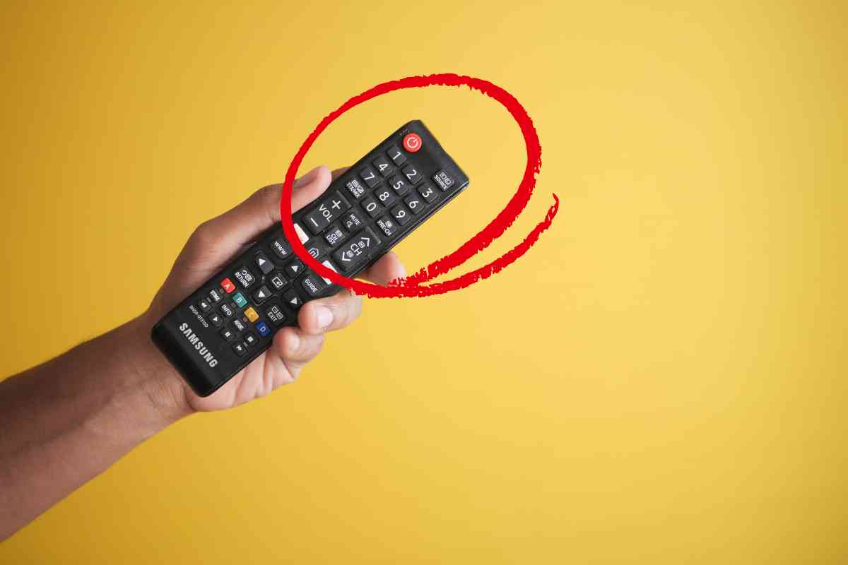 mano con telecomando e cerchio