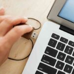 mano che mette usb dentro un pc