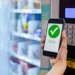 donna che paga con il cellulare