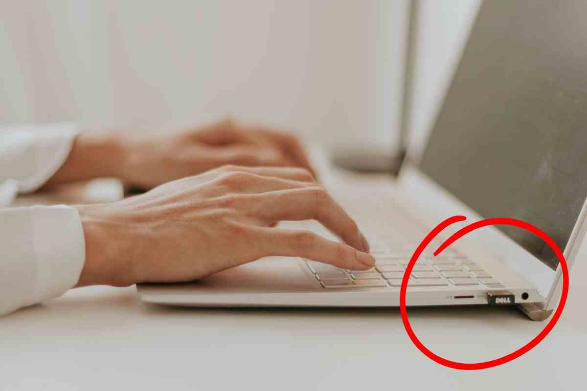 mani con pc e cerchietto