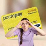 donna sconvolta e carta postepay