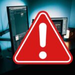 scrivania con enorme triangolo di pericolo