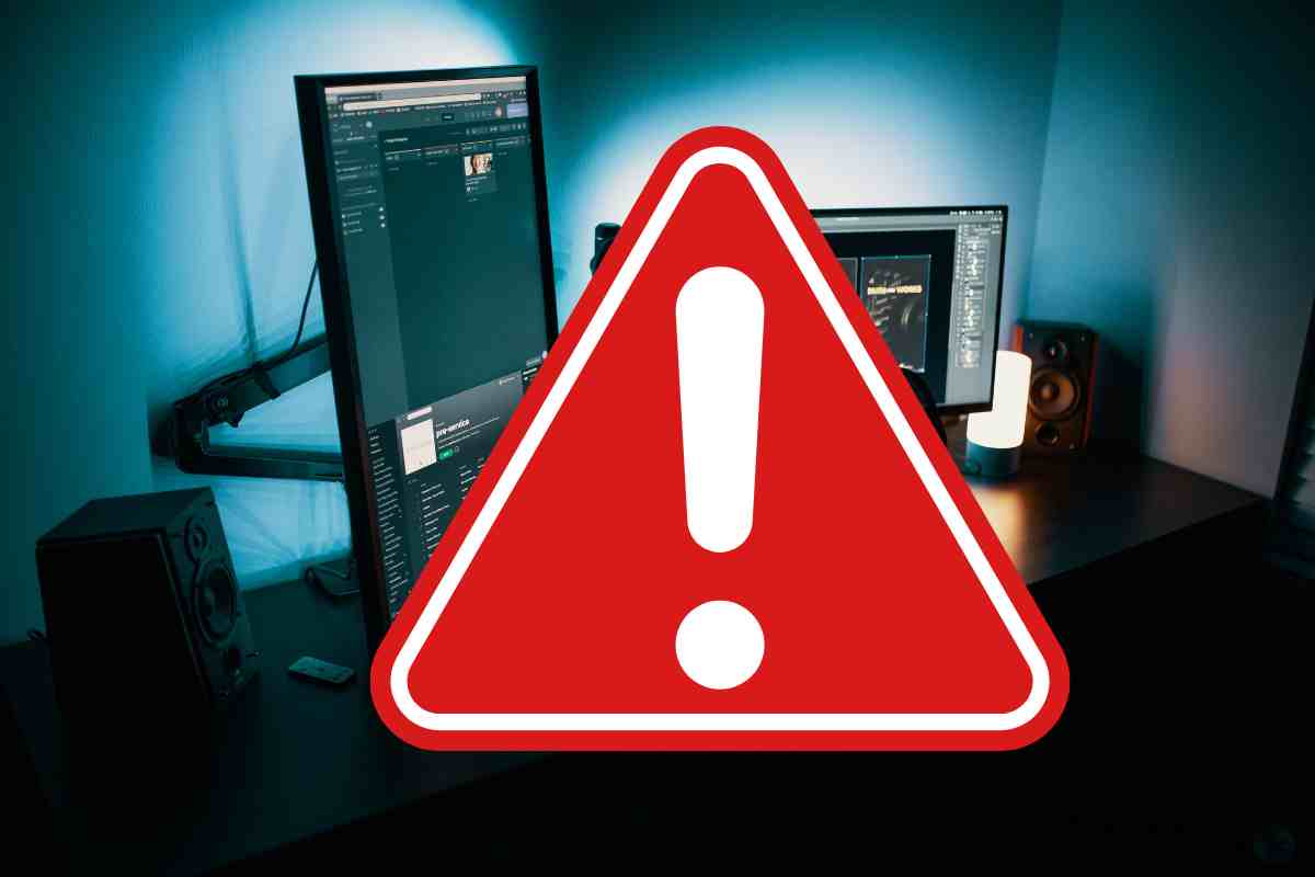 scrivania con enorme triangolo di pericolo