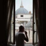 scena della serie con ciccio merolla che beve caffè