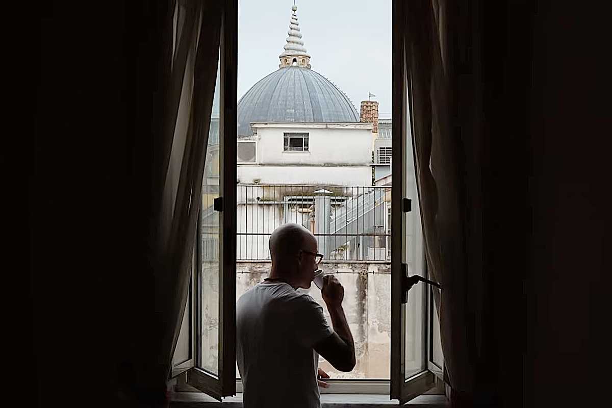 scena della serie con ciccio merolla che beve caffè