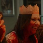 donna che sorride coperta di sangue