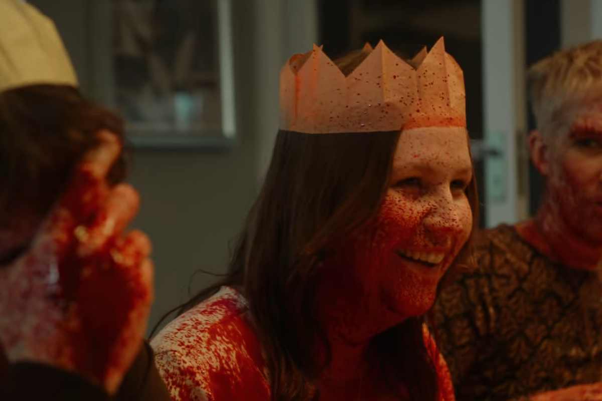 donna che sorride coperta di sangue