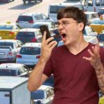 uomo che grida al telefono nel traffico