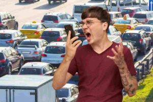 uomo che grida al telefono nel traffico