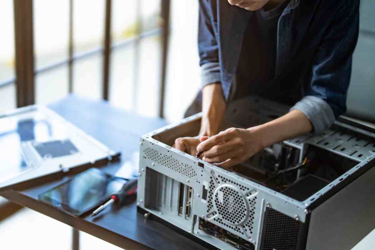 uomo assembla pc