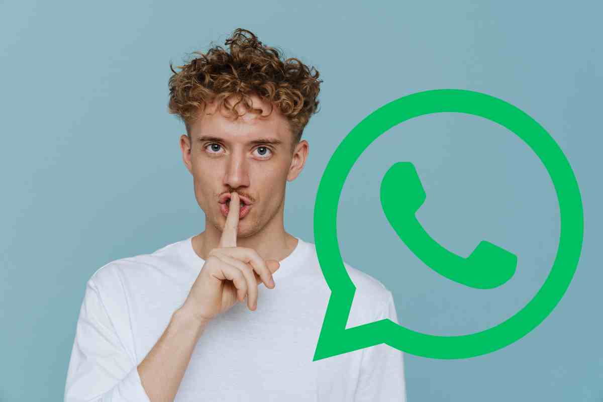 uomo che fa segno del silenzio e logo whatsapp
