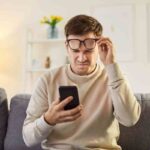 uomo che guarda lo smartphone