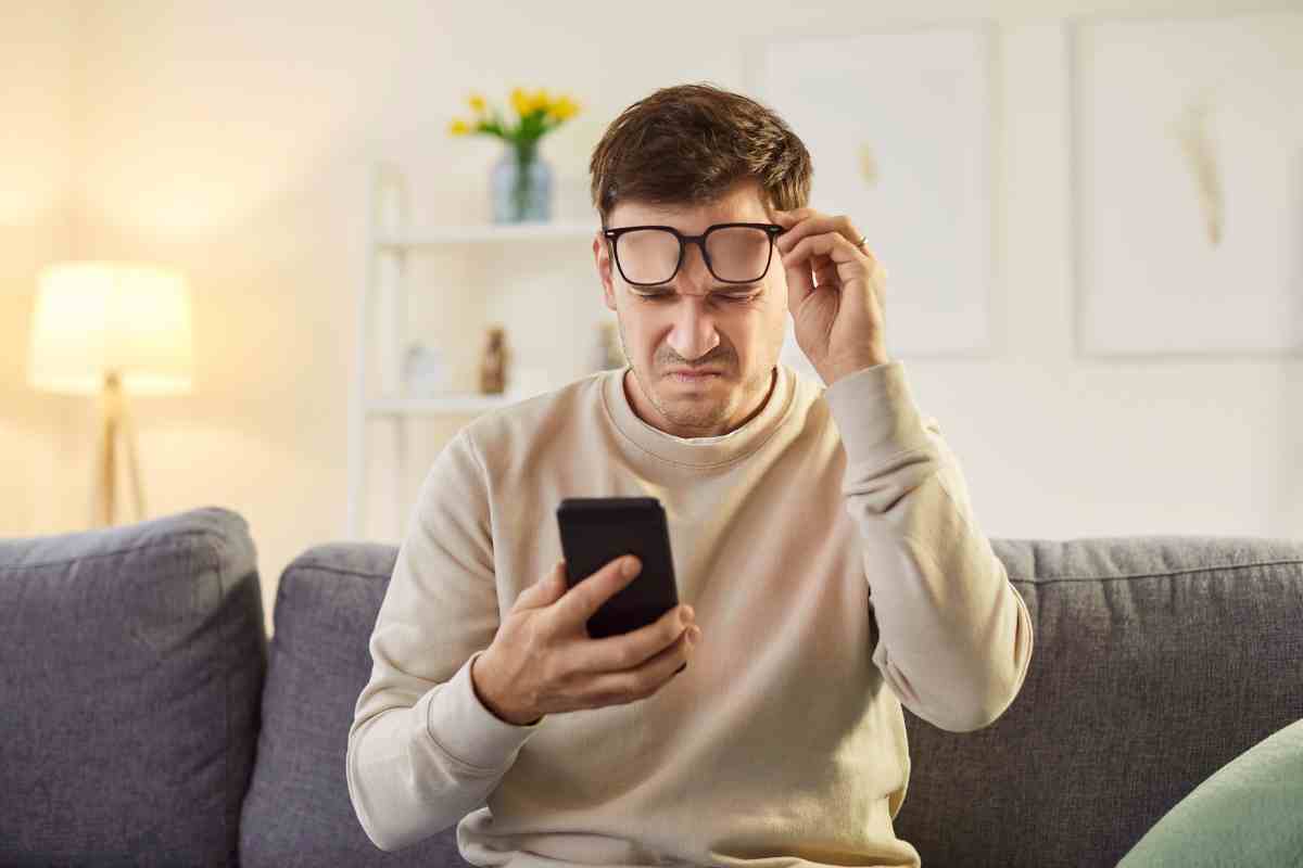 uomo che guarda lo smartphone