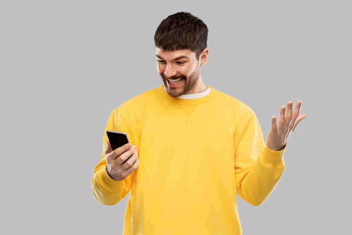 uomo con smartphone sorpreso