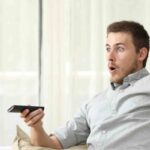 uomo telecomando sorpreso