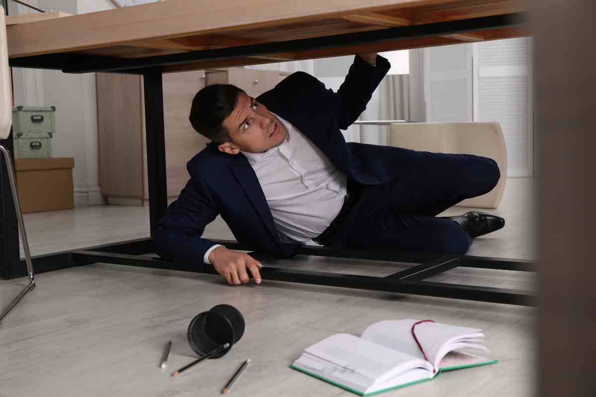 uomo guarda sotto il tavolo