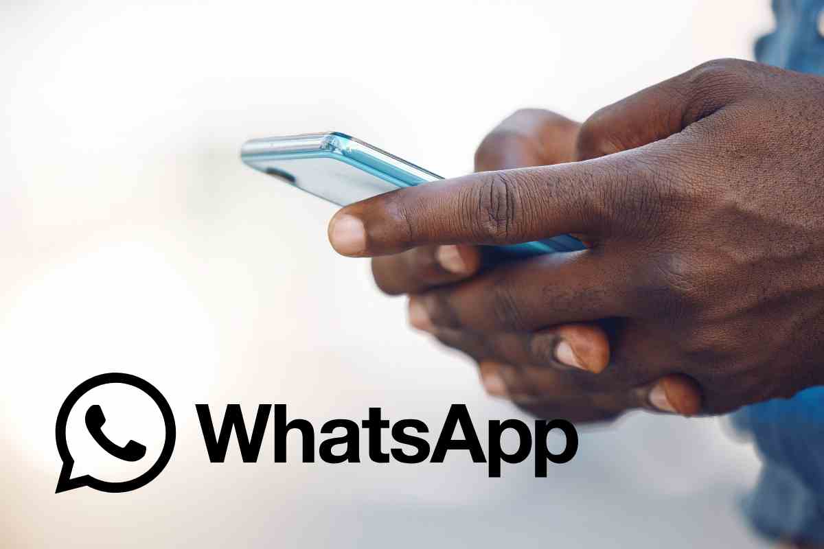 mani con telefono e logo hatsapp