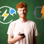 uomo che sorride con icone batterie