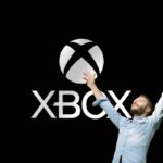 uomo a braccia aperte e logo xbox