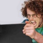 Uomo arrabbiato al PC