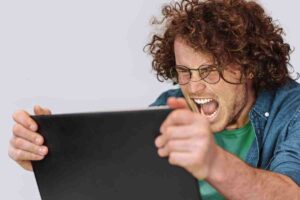 Uomo arrabbiato al PC