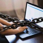 uomo al pc con catena