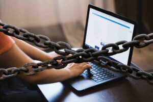 uomo al pc con catena