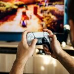 giocatore con pad PS5