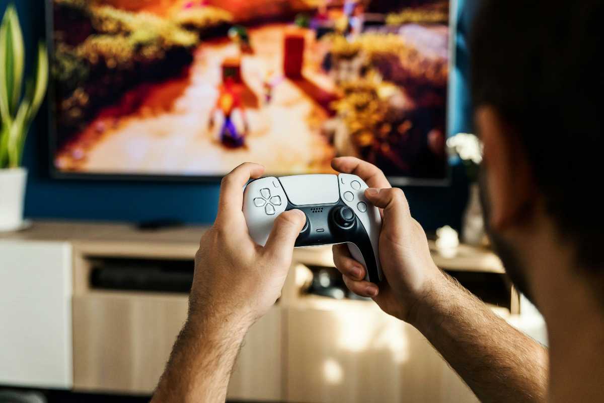 giocatore con pad PS5