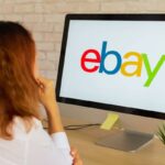 ragazza guarda il computer con logo ebay