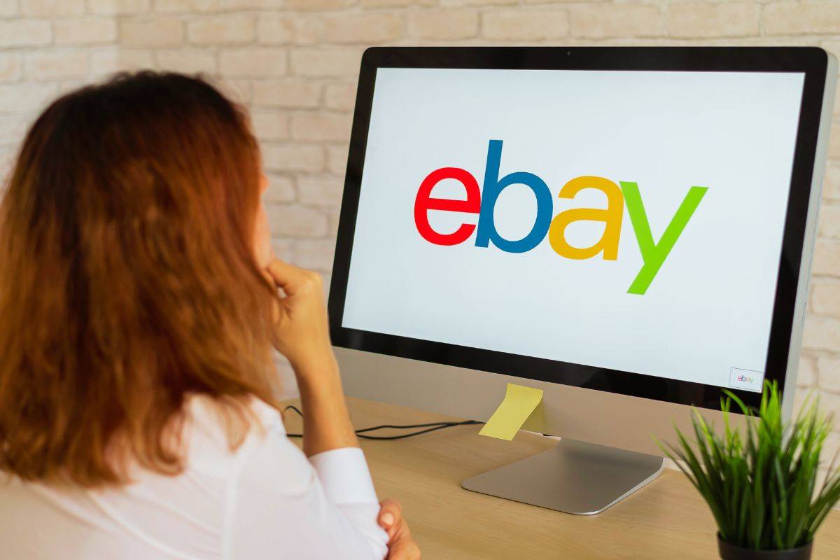 ragazza guarda il computer con logo ebay
